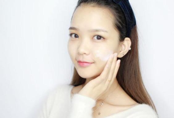 哪款面霜搭配有抗老提亮功效,可以提亮肤色紧致皮肤的面霜