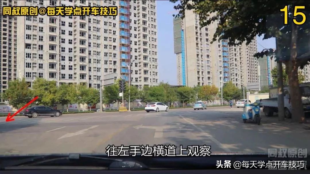 丁字路口直行为黄灯怎样通过,十字路口右转黄灯一直闪可以通过