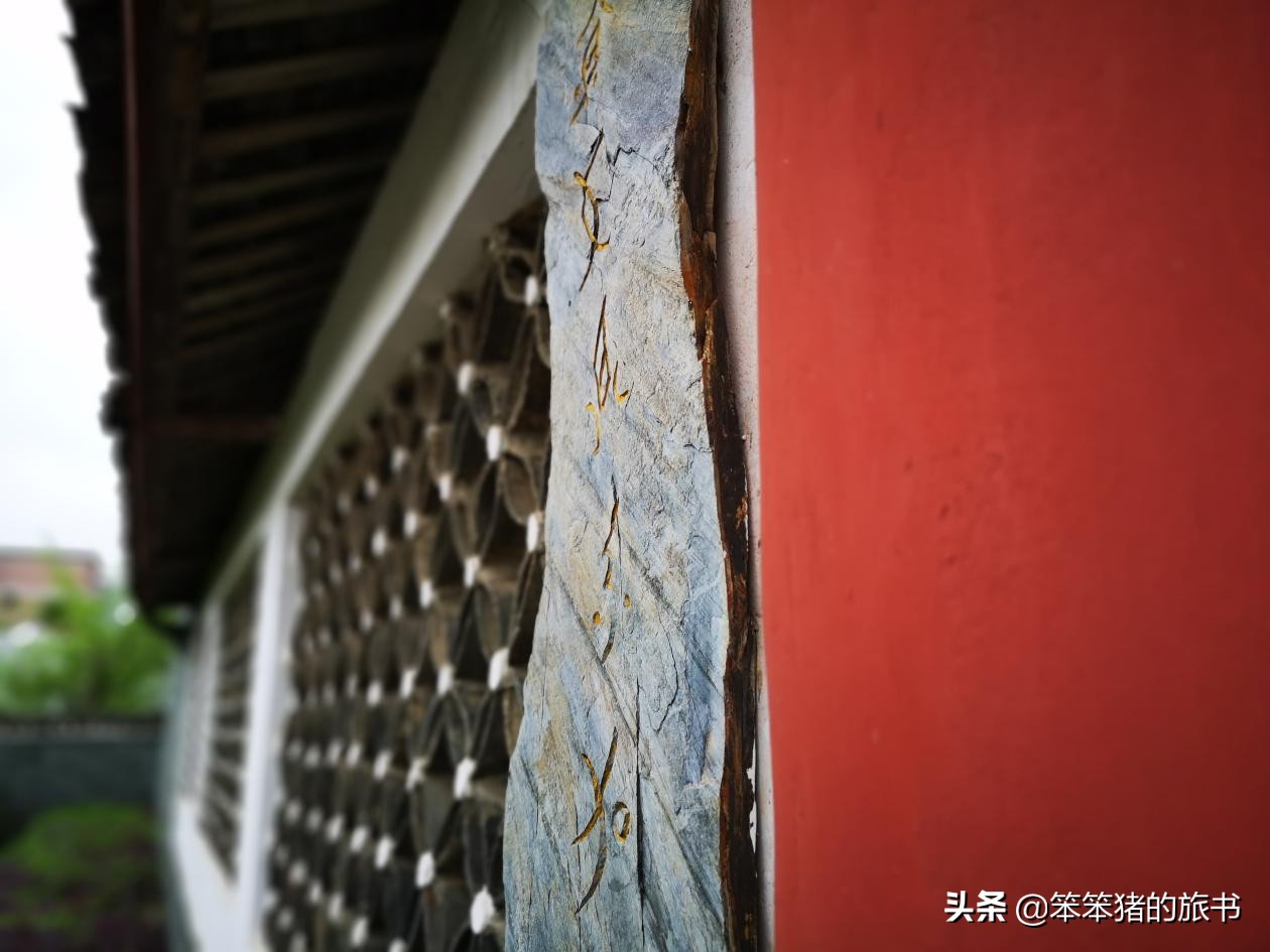 探秘濒临消失的音节文字——女书