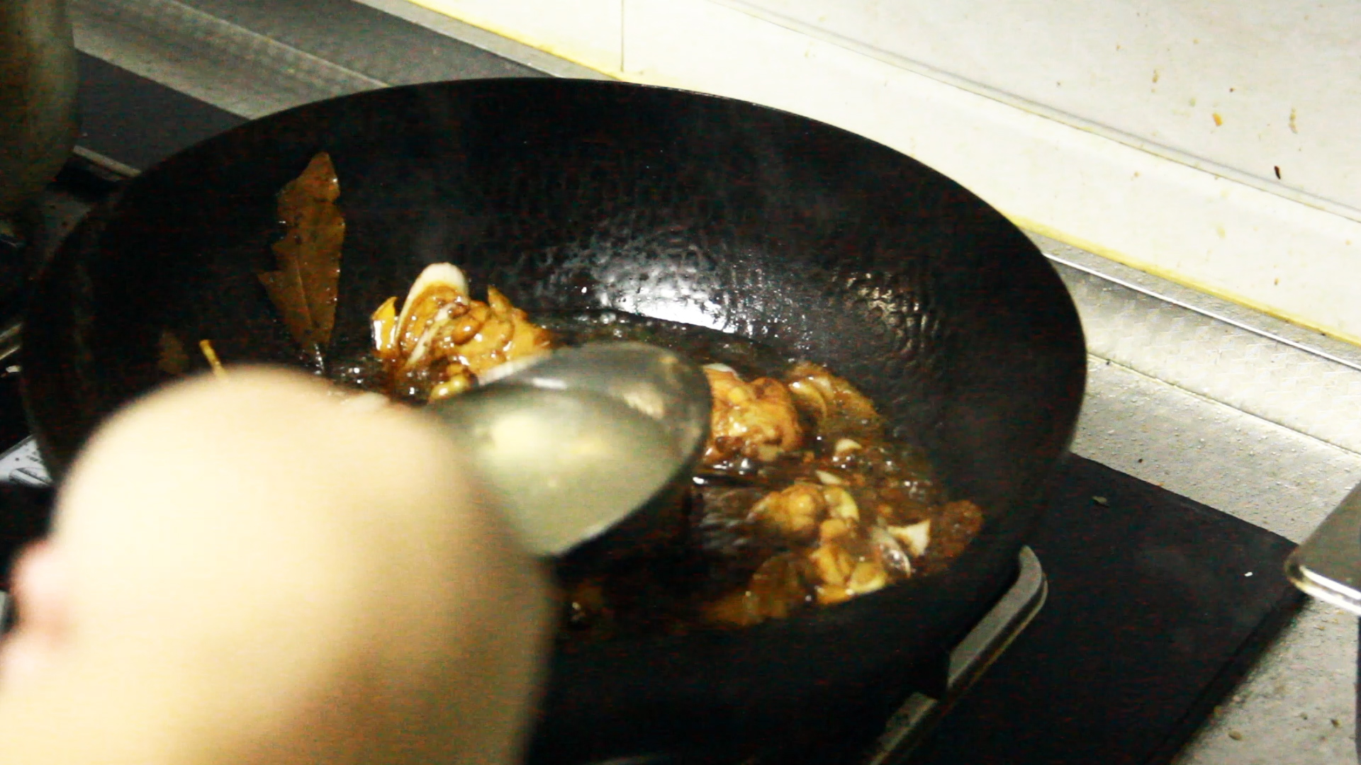 鸡翅根为什么做出来很腥,红烧鸡翅根做法味道超棒一看就会