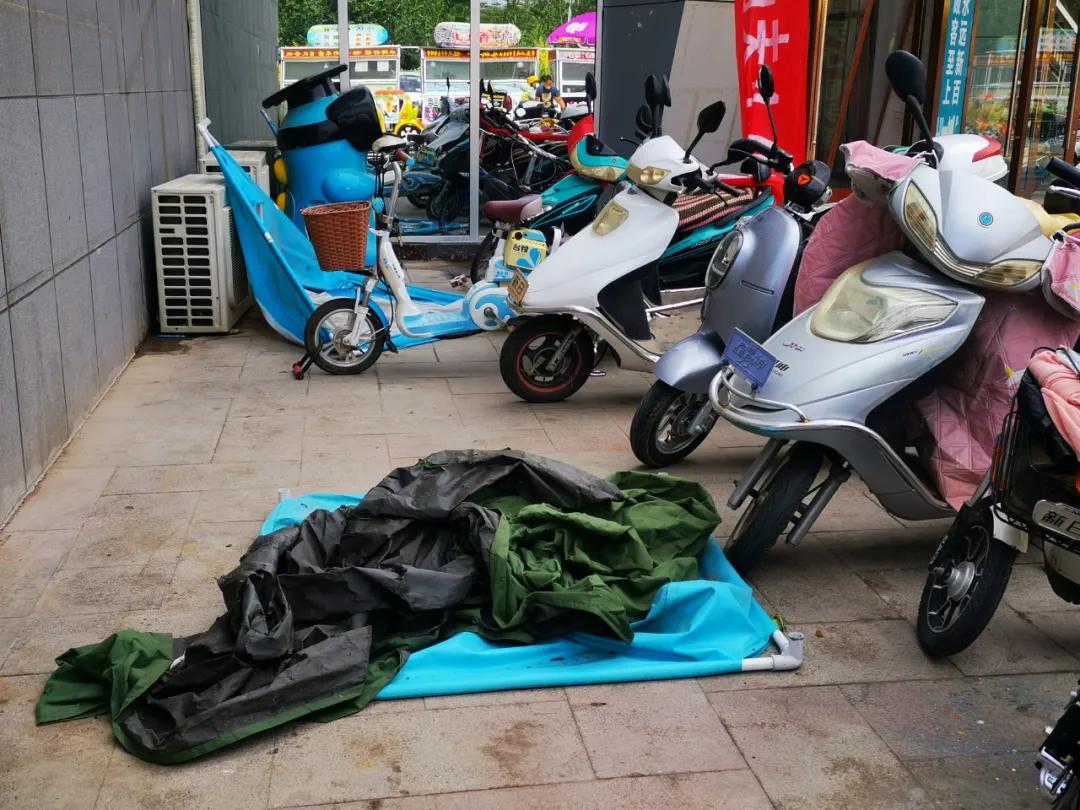 创城曝光台|新百广场秩序混乱问题依旧