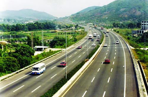 铺路也不用人了，车辆机器自动工作，攀大高速已试验无人施工技术