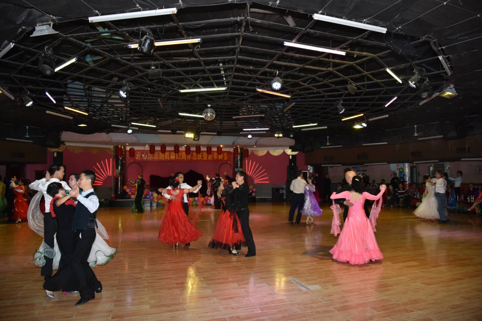 广州传奇舞厅的谢幕：有人为舞伴离婚，有人笑声中离世