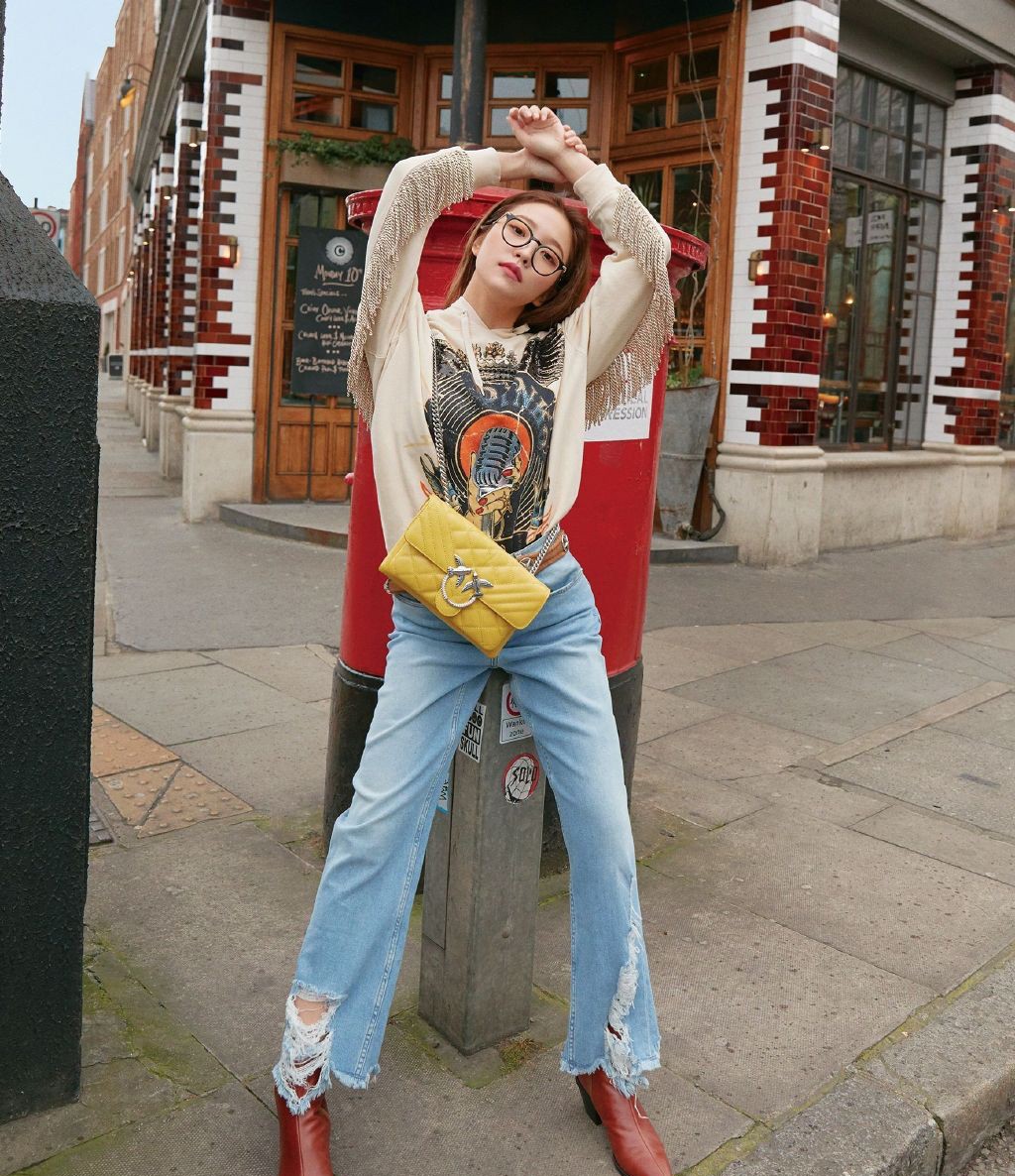 她是韩国大势女团忙内，穿宝蓝牛仔连体裤出镜，背头更显精致五官