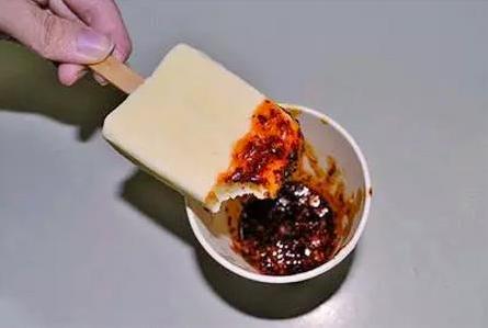老干妈和冰淇淋一起吃什么感觉,老干妈配冰淇淋太好吃了吧