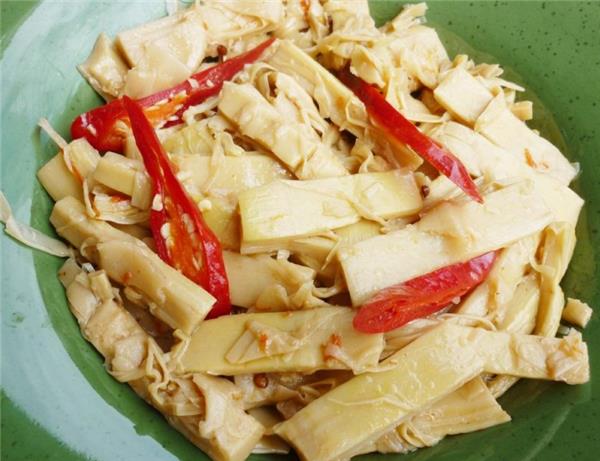 黑山谷采摘刺竹笋,高山野笋采摘