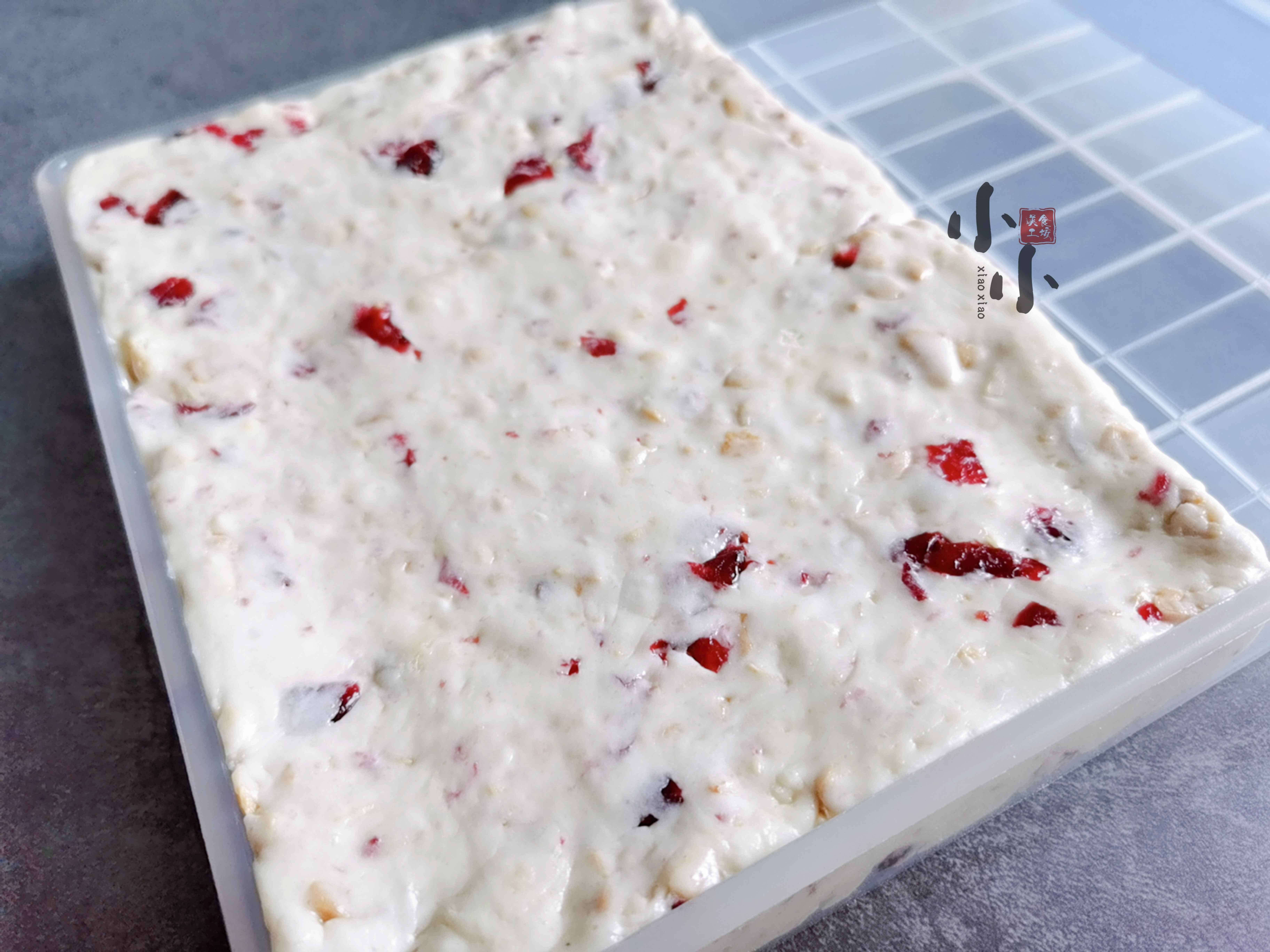 酥脆软糯的牛轧糖好吃到停不下来,绝对不粘锅的牛轧糖的做法步骤