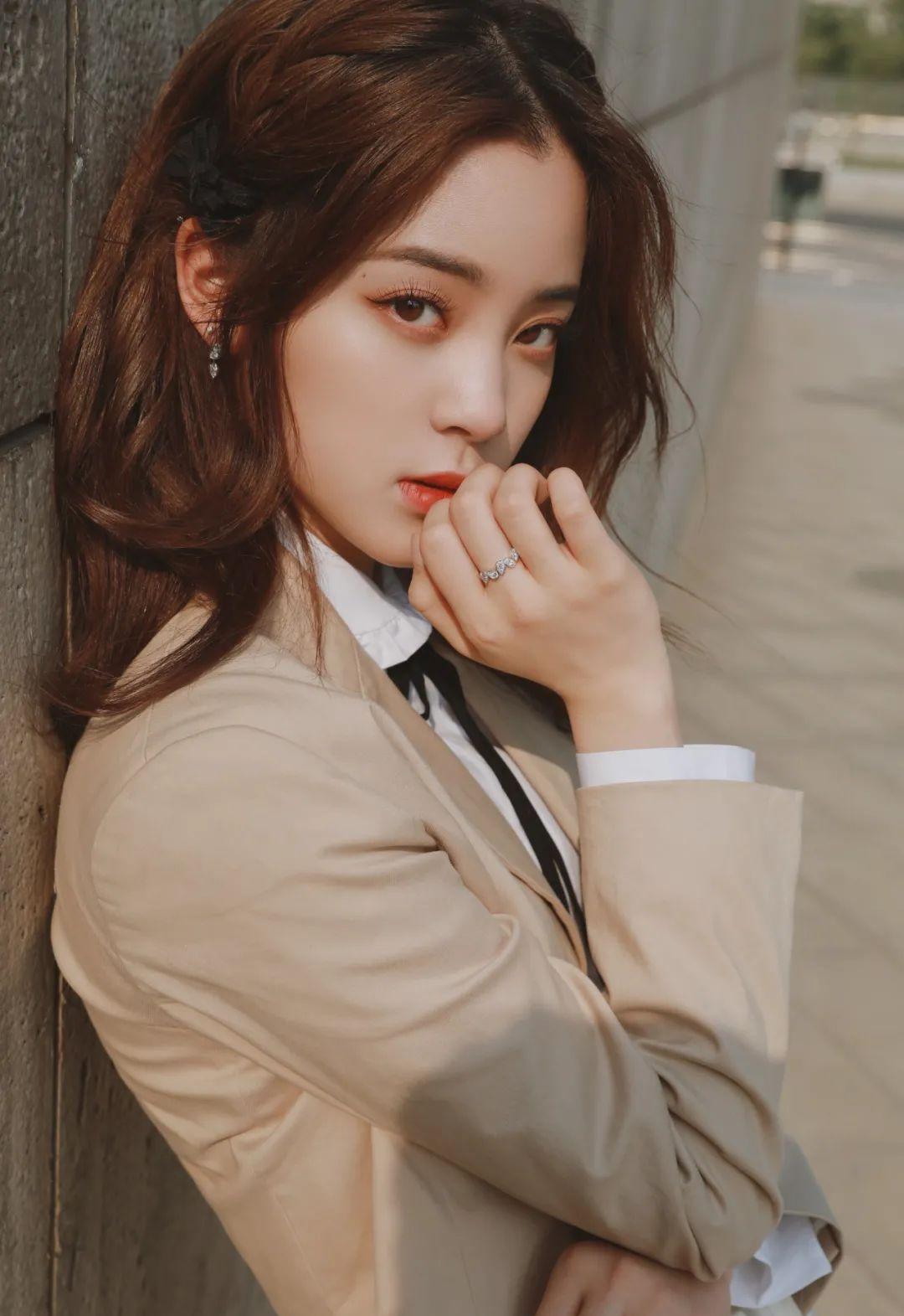 圆脸减龄发型可扎可披图片,短圆脸适合的扎发