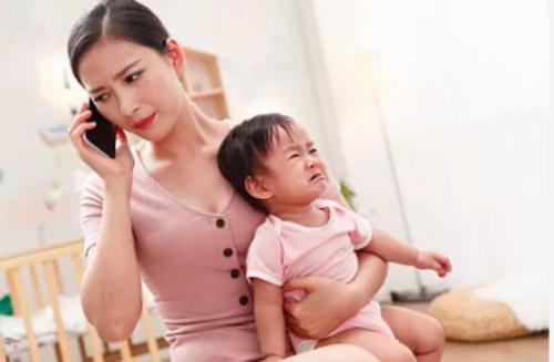 孩子咬妈妈手怎么办,小宝宝喜欢咬下嘴唇怎么办