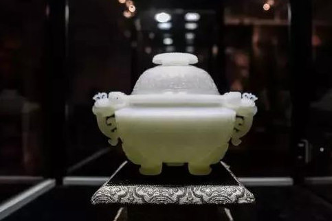 市价二三百块钱的玉镯是真玉石吗,克价超过黄金的文玩