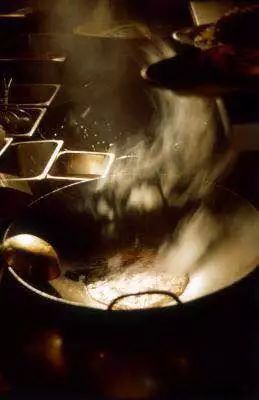 锅糊了炒菜油烟大吗,无油烟锅炒菜不好吃怎么办