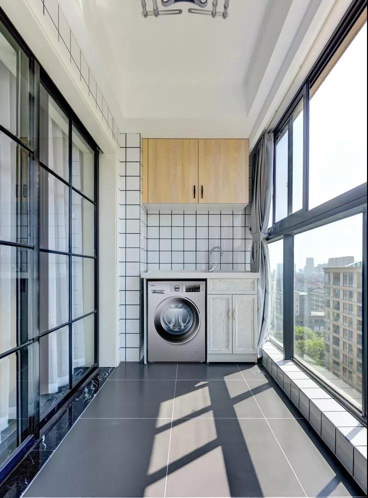 阳台贴什么样的瓷砖好看,没想到瓷砖上面铺地板也这么好看