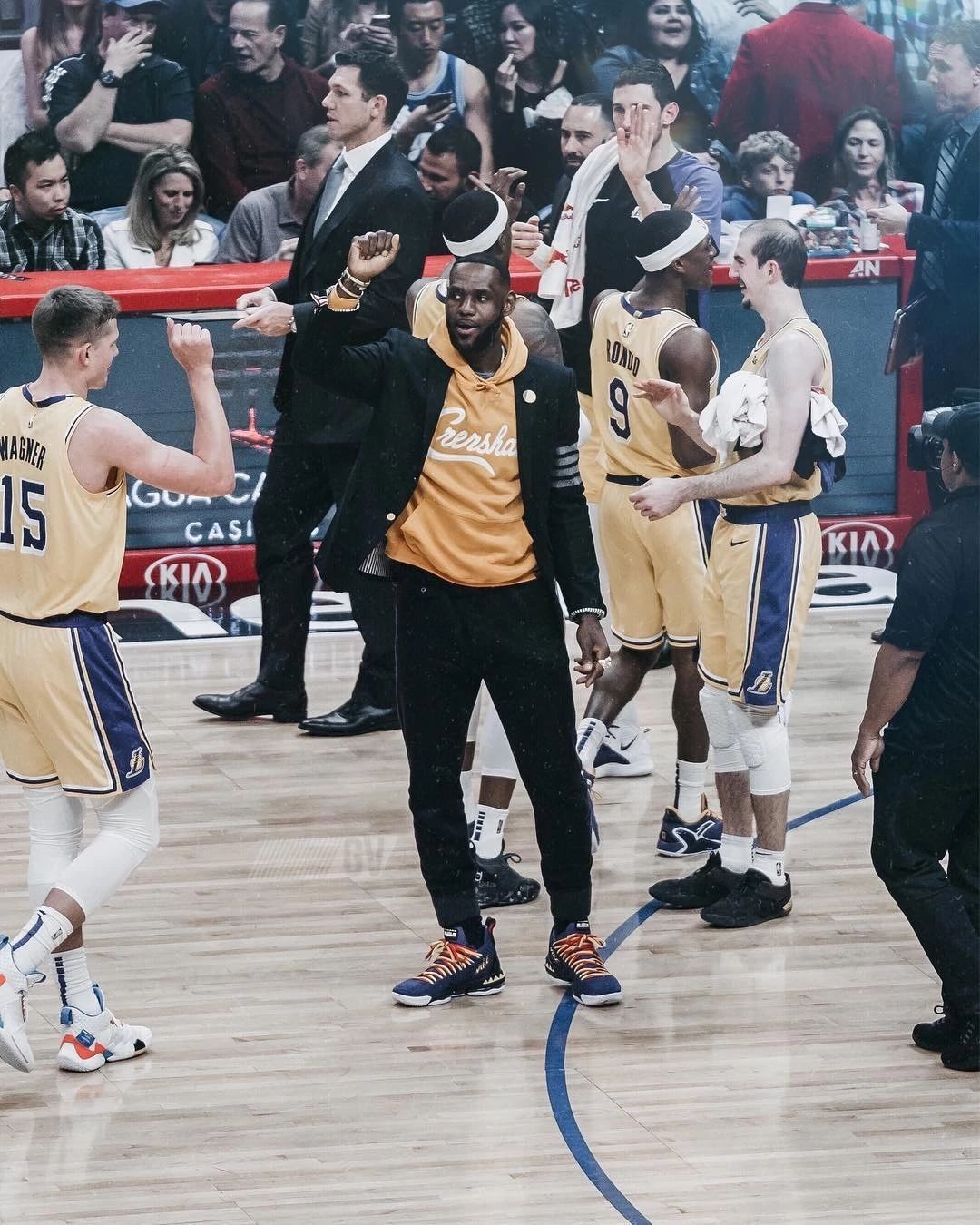 詹姆斯公开招募大牌自由球员，罗志祥女友坐在老詹身旁零距离接触