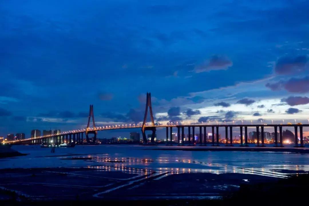 中国高铁游,深湛高铁湛江国际机场站