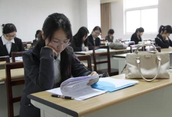 大学生“藤蔓字体”曝光，字体自由洒脱，老师：你随意，我也随意