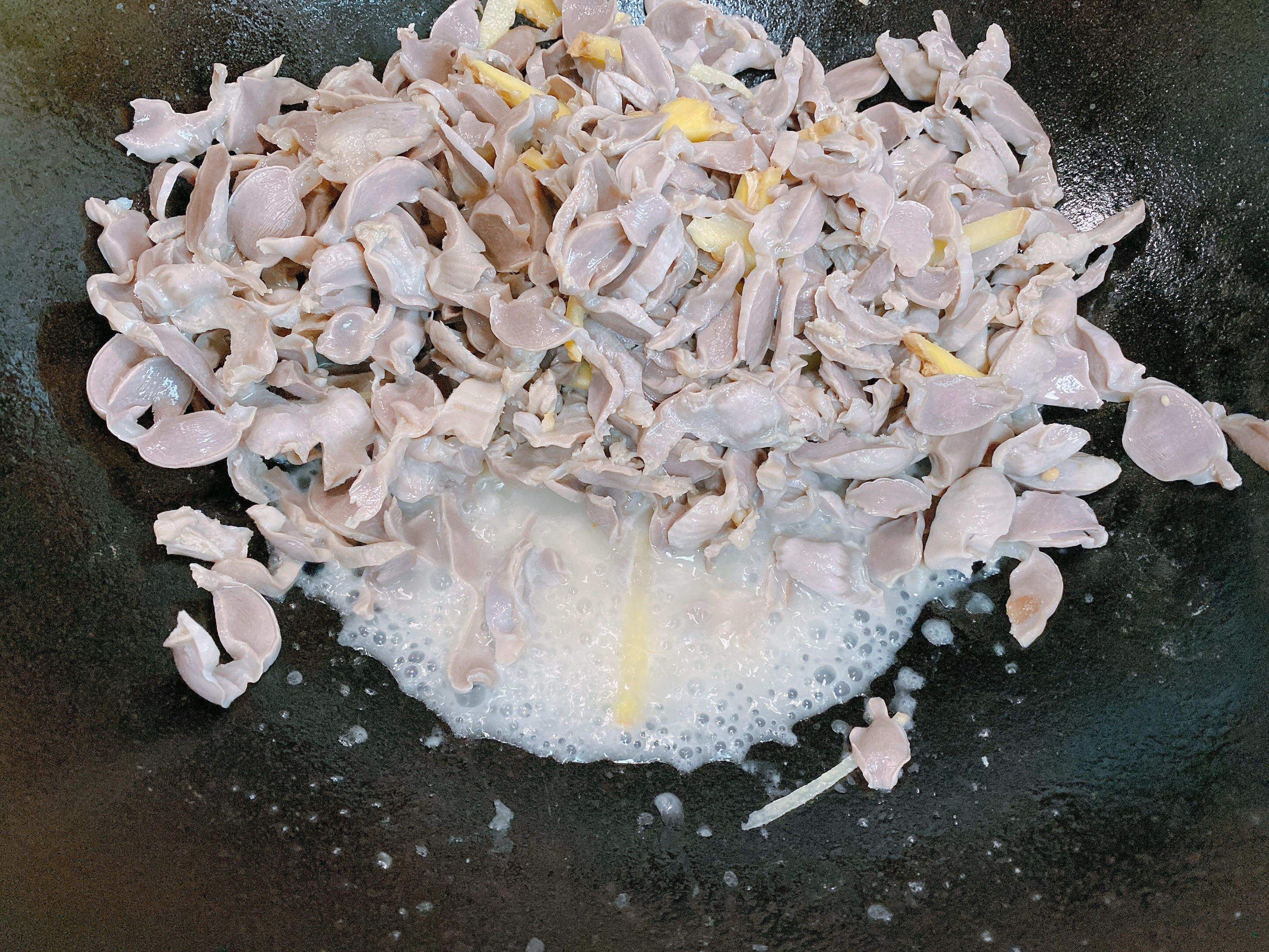 鸡胗炒酸豆角怎么做好吃又脆爽,鸡胗炒酸豆角鸡胗要焯水吗