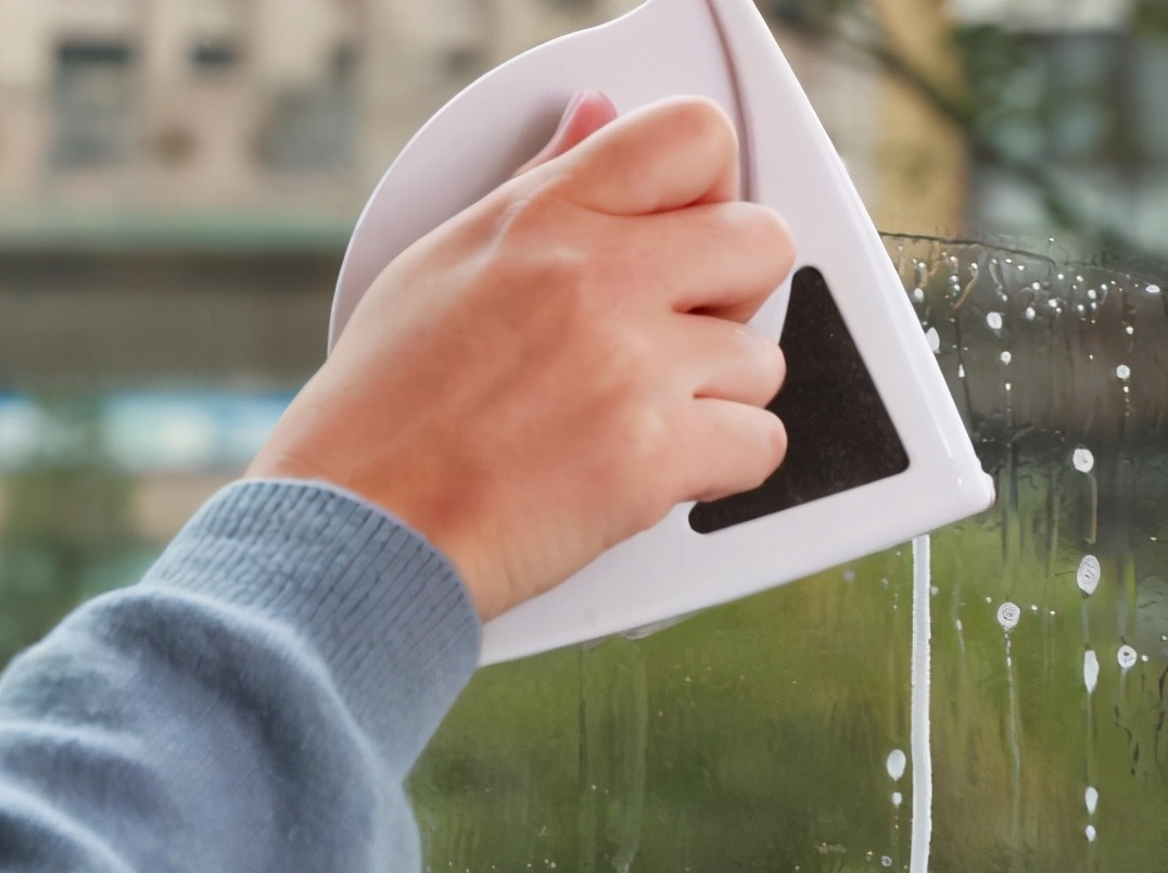 玻璃上的塑料贴纸老化怎么去除,窗户上的塑料贴纸老化了怎么清除