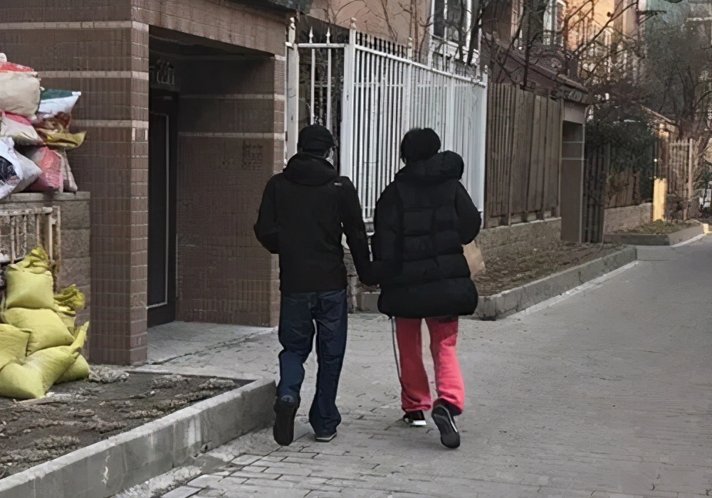 王菲谢霆锋世纪大复合大牵手图片,王菲牵谢霆锋经典瞬间