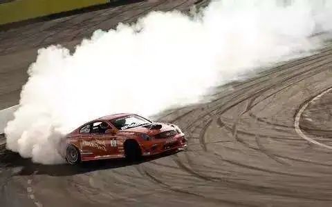 藤原拓海的ae86到底是什么车,藤原拓海ae86与夏树见面场景