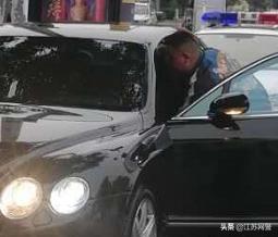 江苏盐城：盐城一辆尾号688的宾利车，因为车主一个“招呼”，这下真的“886”了