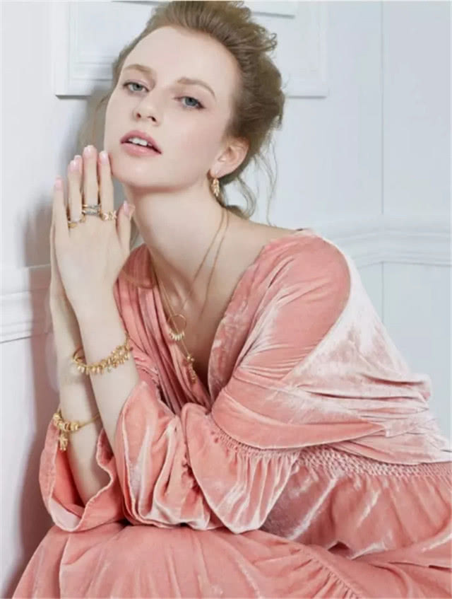 丝巾搭配西装裙子,小丝巾搭配西装外套的最新方法