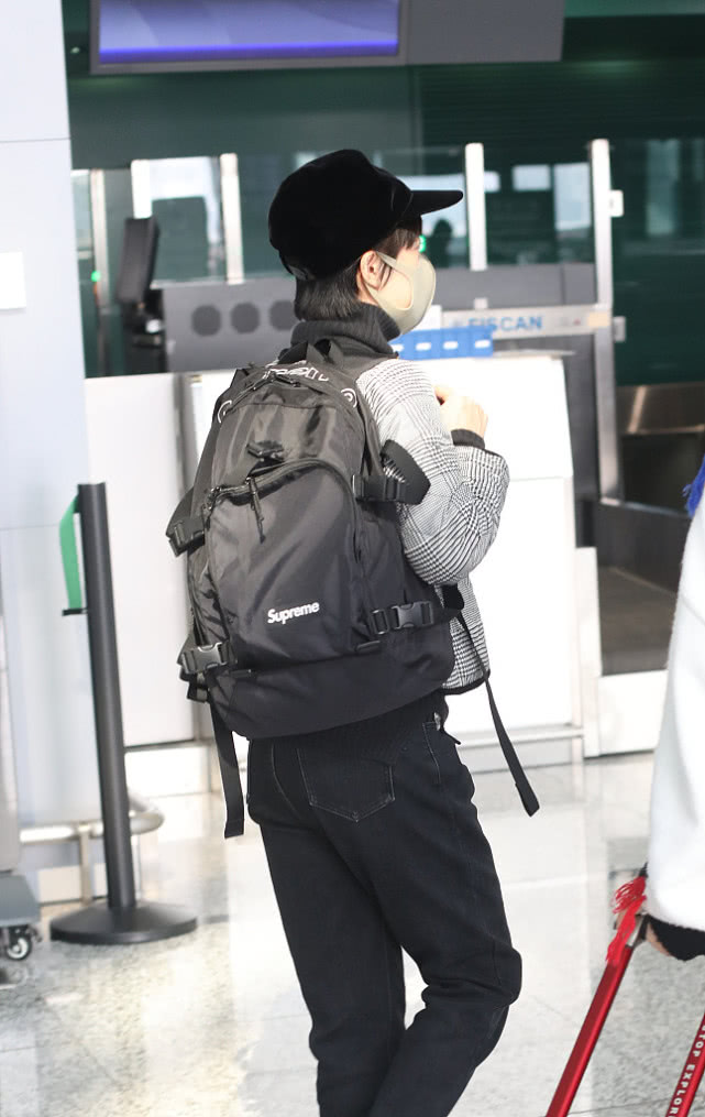 孙俪千鸟格棉服走机场，绿色袜子太抢镜，自己拿行李毫无明星架子