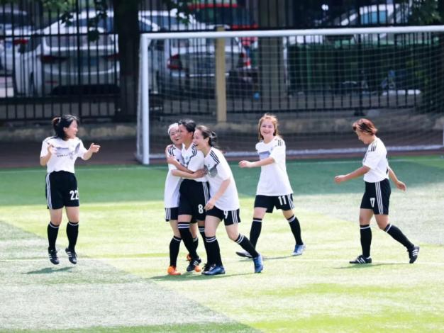 足球女神!高中结缘,她一进大学就成球队经理,如今已是女足队长