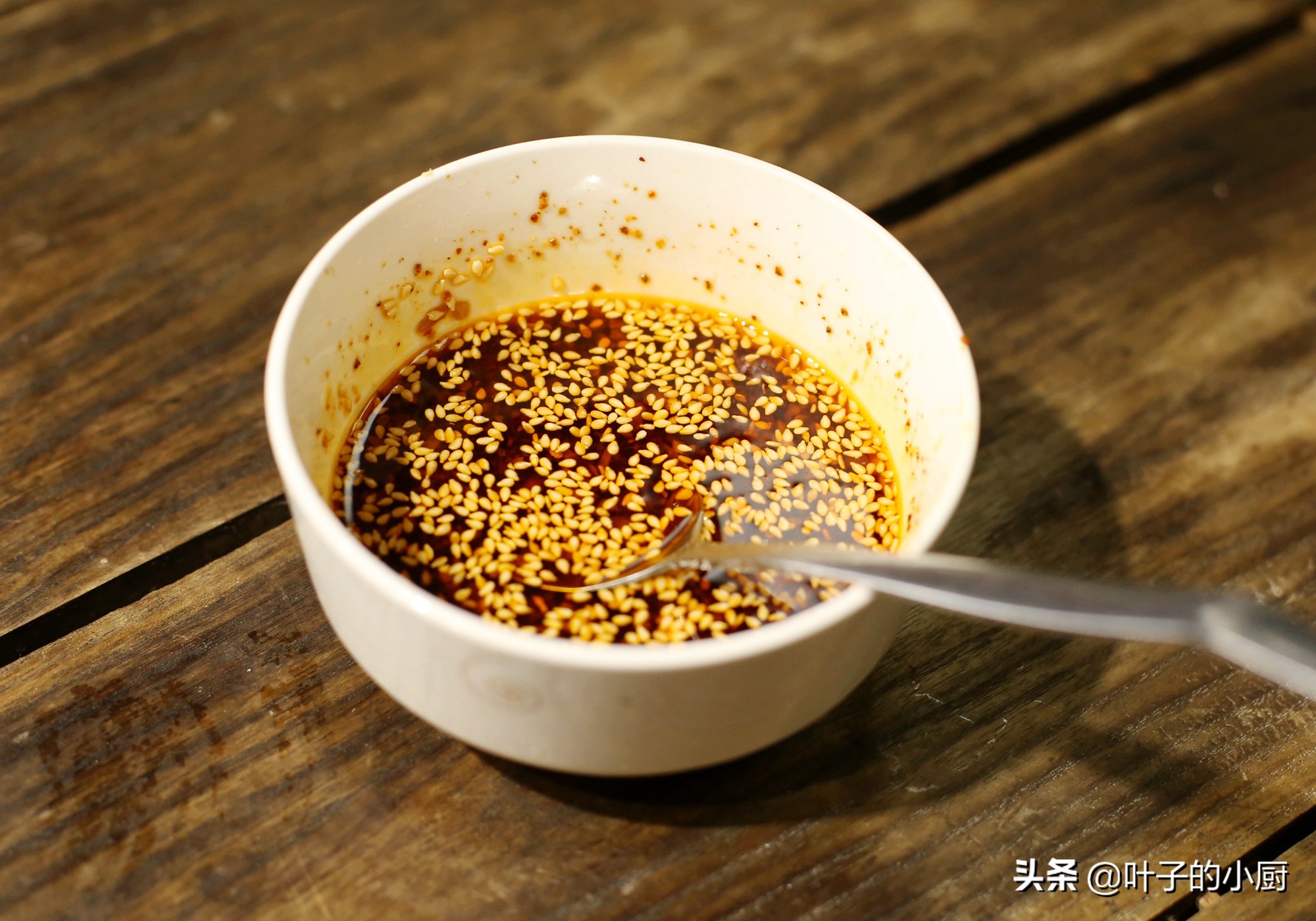 凉拌糖醋凉面怎么做才好吃,两分钟教你凉面做法夏天吃最可口