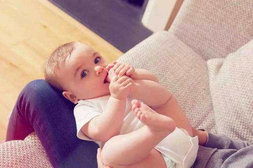 家长给孩子换纸尿裤发现异样,4岁孩子夜里穿纸尿裤