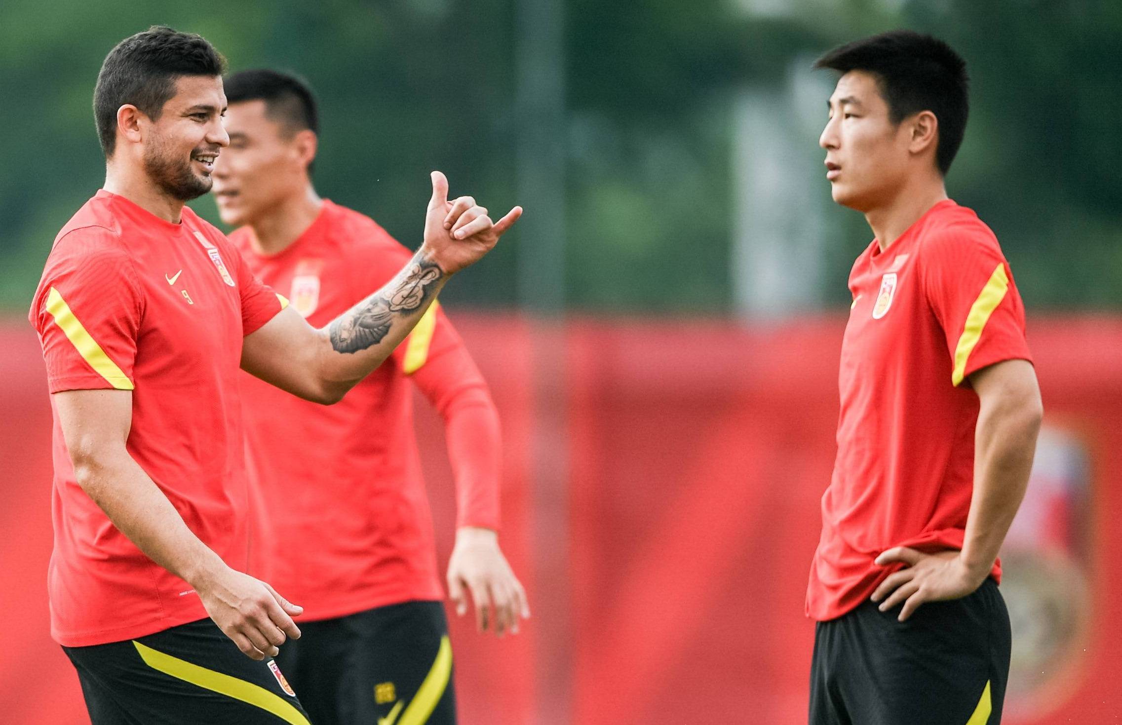 如果中国人都看不起中国人，这球还能踢好？