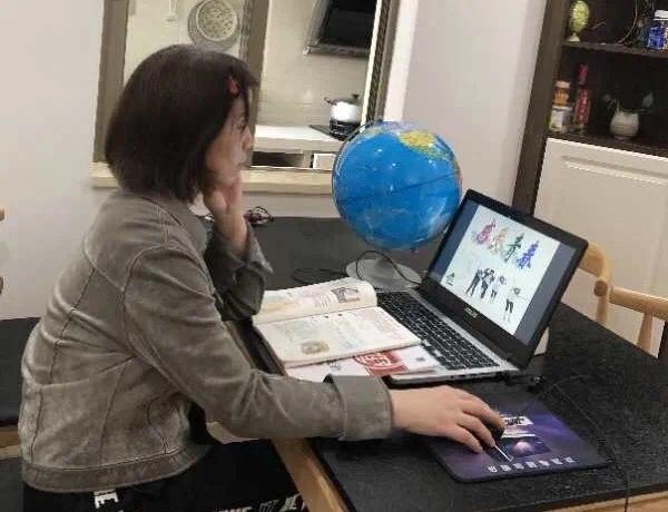 华侨城中学线上*党**旗红,*党**员示范当先锋