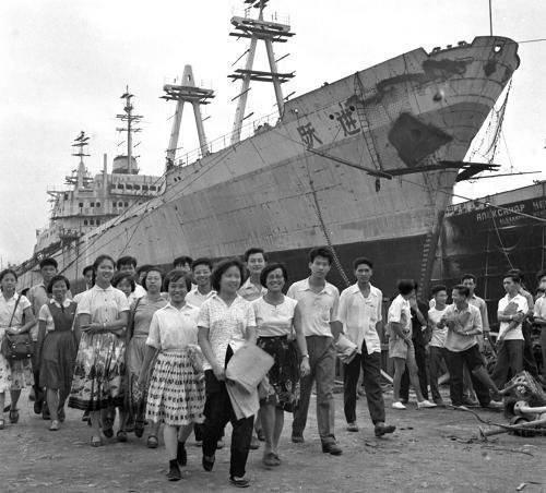 4艘万吨大驱同时开工尽显霸气,船厂两大船同时出坞