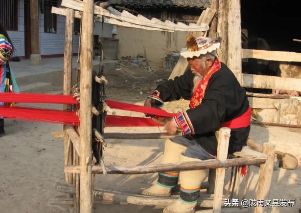 白马民族服装,白衣人服饰