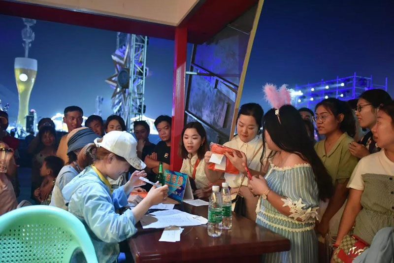 酒王大赛周赛吹瓶最快3秒70！震惊金沙滩啤酒城