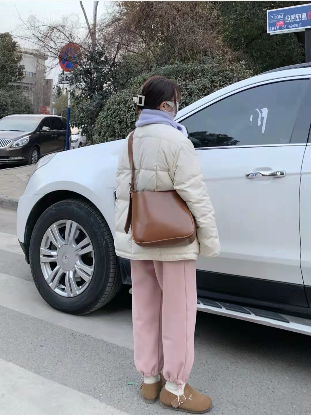 男生粉色衣服搭配什么颜色裤子,粉色针织衫搭配什么颜色裤子