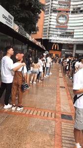 发售1000元，囤货倒卖净赚数万元：这届90后，为什么总被割韭菜？