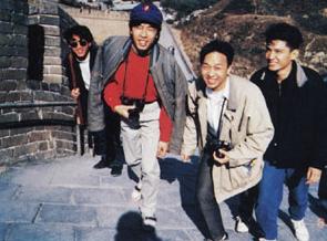 黄贯中转头看向黄家驹图片,黄贯中还会和黄家强追忆家驹么