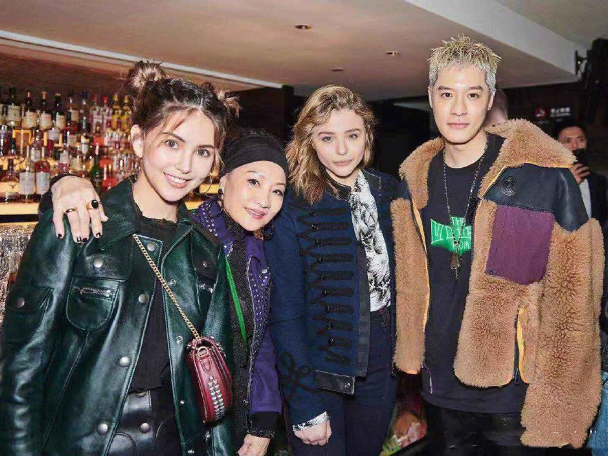 天王嫂昆凌染金发现身活动,天王嫂昆凌聚会的首饰衣着