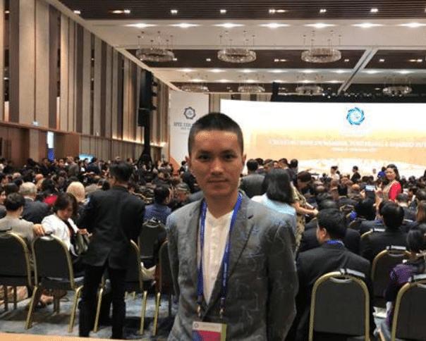 站在人生巅峰上的男人,站在金字塔巅峰的男人