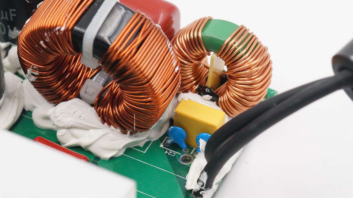 公牛便携式电源拆解,公牛1800w户外电源拆解