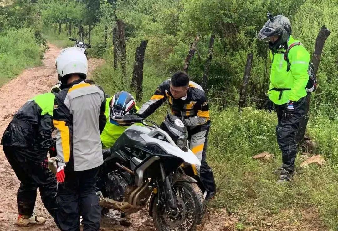 凯越500x摩托车一万公里保养,21款凯越500x经典版和珠峰版