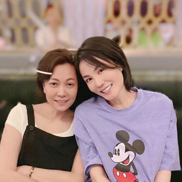 今年流行的t恤搭配减龄显年轻,今年最流行的减龄t恤白色