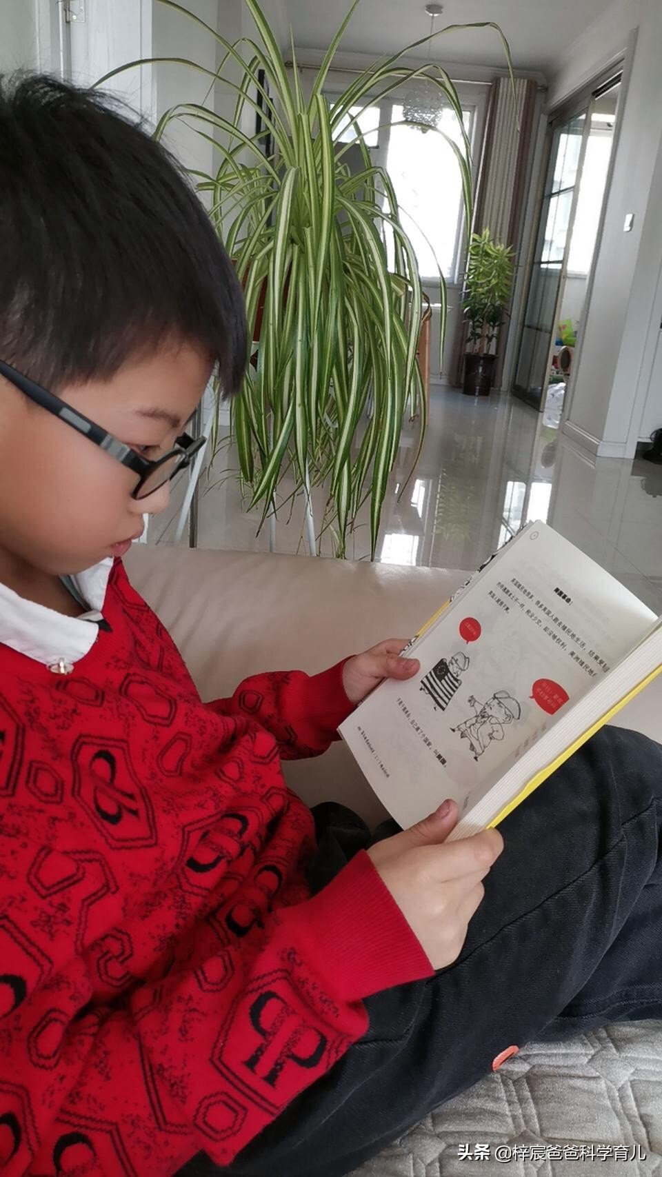 年轻人摆摊被大爷怒骂,大爷吐槽在hm店购物的年轻人