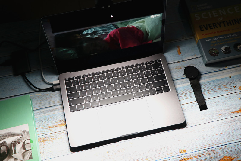 晚上看电脑觉得不舒服，试试这款