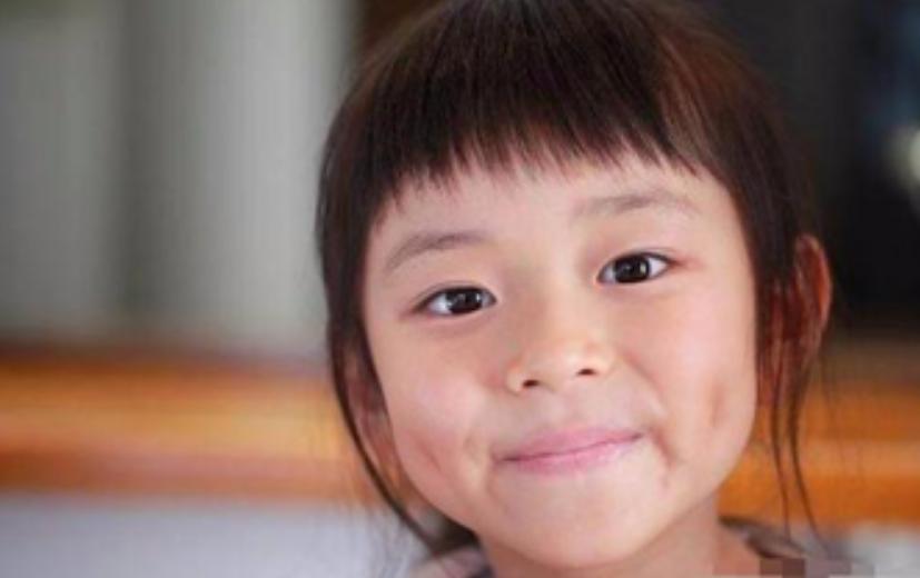 父母都没酒窝孩子有酒窝正常么,父母都没酒窝孩子怎么有