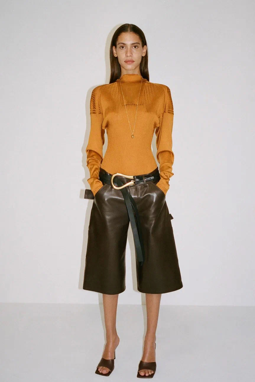 吴昕吊带裙凹造型,吴昕黑色吊带衫