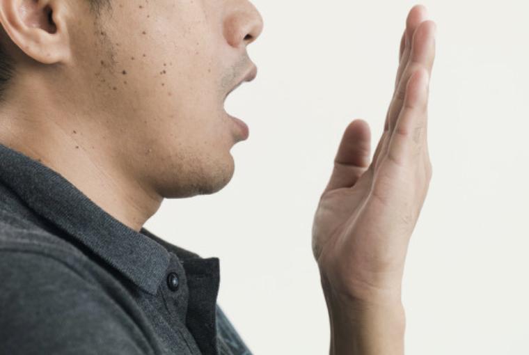 口臭20多年了怎样彻底根除,口臭很尴尬9个方法轻松消除口臭