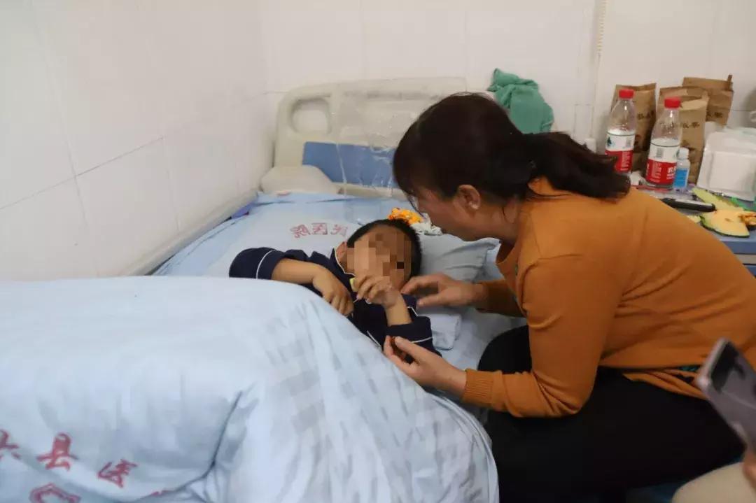 8岁男孩被泼开水后续,痛心七岁男童落水竟没人管