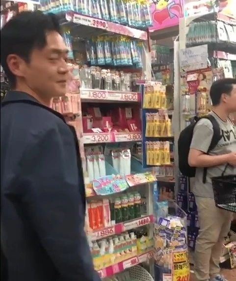 tvb小生被爆出两位绯闻女友,tvb人气小生地下恋情