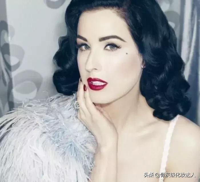 泫雅巅峰时期黑发红唇,泫雅深绿色